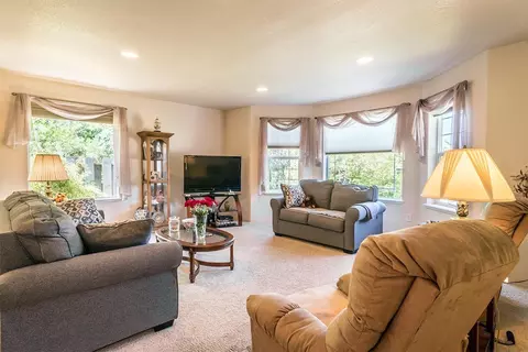 115 Walnut Pl, Phoenix, OR 97535 photo 10