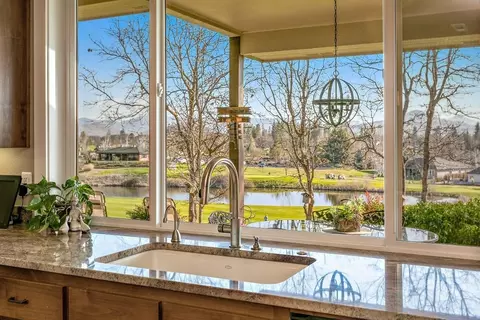 20 Pebble Creek Dr, Eagle Point, OR 97524 photo 10