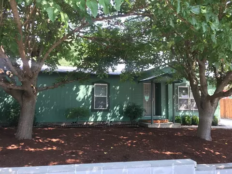 252 N Deanjou Ave, Eagle Point, OR 97524 photo 2