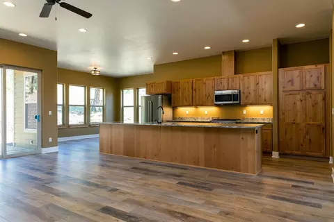 1070 Timber Ridge Loop, Klamath Falls, OR 97601 photo 7