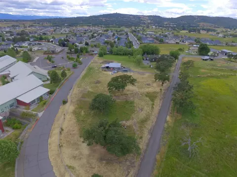 598 Barton Rd, Eagle Point, OR 97524 photo 2