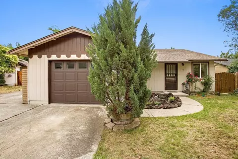 113 S Buchanan Ave, Eagle Point, OR 97524 photo 2