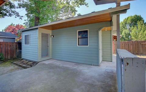 416 N Pine St, Phoenix, OR 97535 photo 4