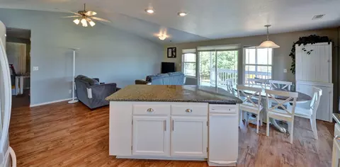 373 Deanjou Ave, Eagle Point, OR 97524 photo 7