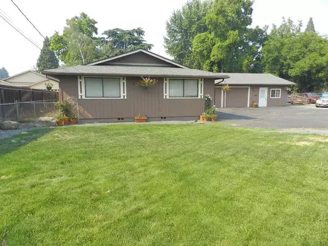 468 W Pine St, Central Point, OR 97502 photo 1