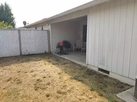 438 Crystal Dr, Eagle Point, OR 97524 photo 3