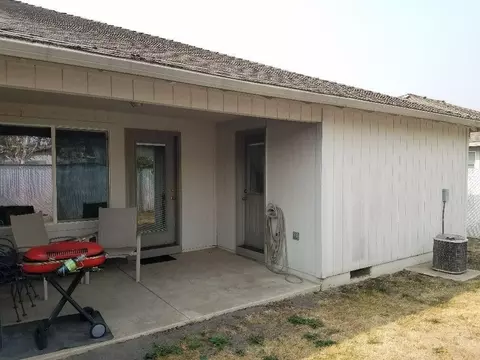 438 Crystal Dr, Eagle Point, OR 97524 photo 4