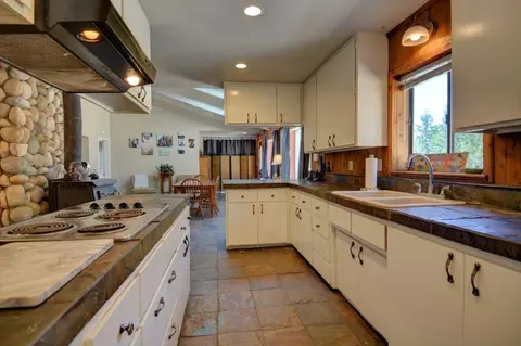 14717 E Antelope Rd, Eagle Point, OR 97524 photo 2