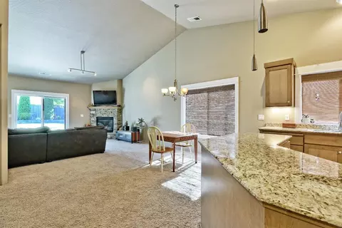 671 Nottingham Ter, Eagle Point, OR 97524 photo 4