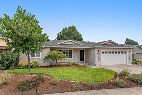 939 Ridgeview Dr, Eagle Point, OR 97524 photo 1