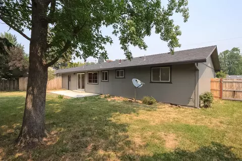 310 S Rose St, Phoenix, OR 97535 photo 4