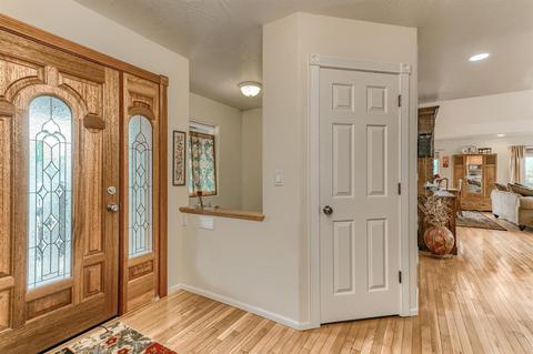 1520 Panoramic Loop, Grants Pass, OR 97527 photo 2