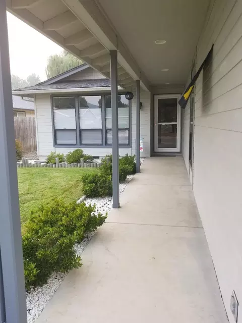 229 Candis Dr, Eagle Point, OR 97524 photo 2