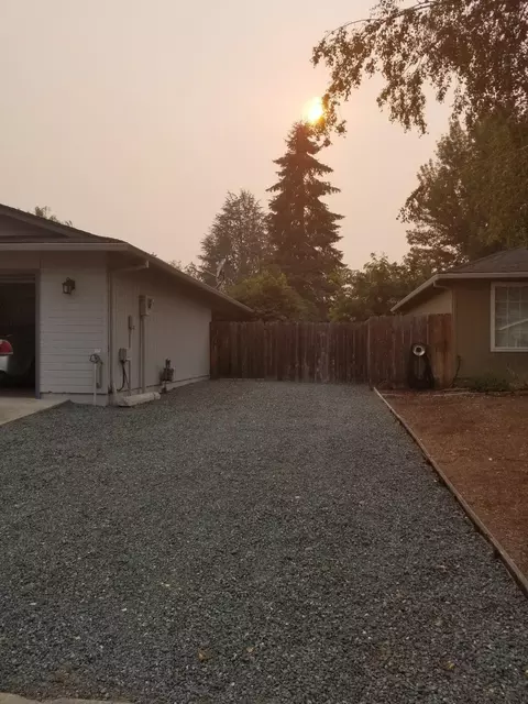 229 Candis Dr, Eagle Point, OR 97524 photo 4