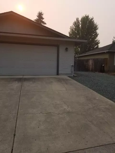 229 Candis Dr, Eagle Point, OR 97524 photo 3