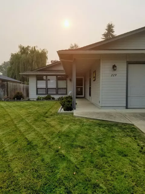 229 Candis Dr, Eagle Point, OR 97524 photo 1