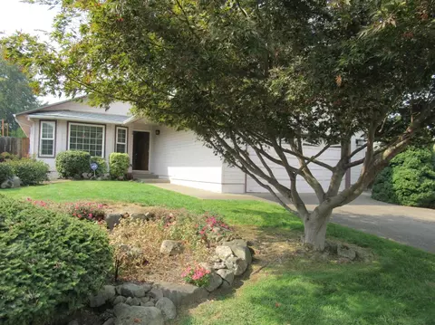560 Daniel St, Central Point, OR 97502 photo 2
