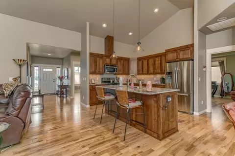 674 Sheffield Dr, Eagle Point, OR 97524 photo 5