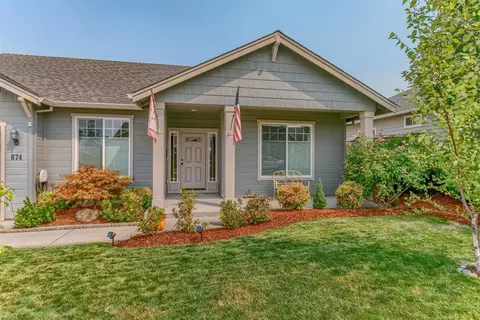 674 Sheffield Dr, Eagle Point, OR 97524 photo 2