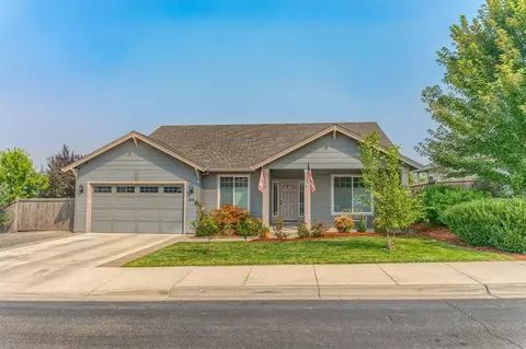 674 Sheffield Dr, Eagle Point, OR 97524 photo 1