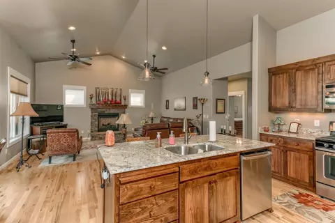 674 Sheffield Dr, Eagle Point, OR 97524 photo 8