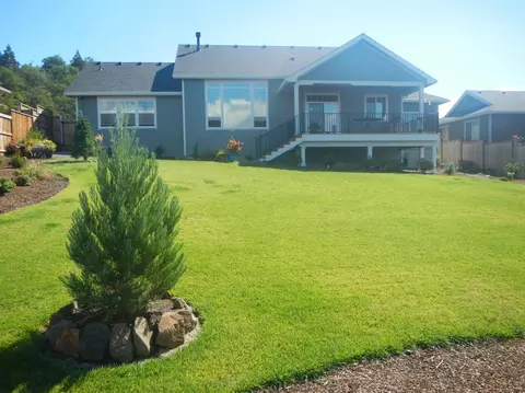 307 Avalon Ter, Eagle Point, OR 97524 photo 4