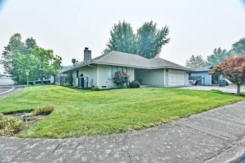 701 Malabar Dr, Central Point, OR 97502 photo 2