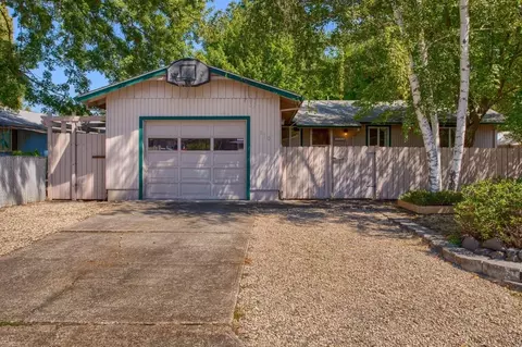 110 Edith Cir, Eagle Point, OR 97524 photo 2