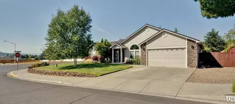 1103 Arrowhead Trl, Eagle Point, OR 97524 photo 2