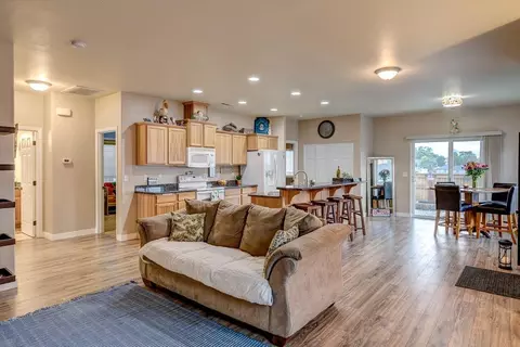 105 Bailee Way, Eagle Point, OR 97524 photo 2