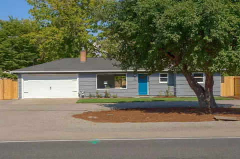 726 Royal Ave, Eagle Point, OR 97524 photo 1