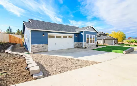 1060 Ruby Meadows Dr, Eagle Point, OR 97524 photo 2