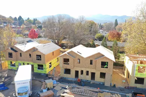 412 Oak St, Phoenix, OR 97535 photo 1