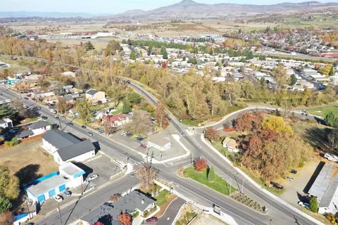 416 Oak St, Phoenix, OR 97535 photo 4