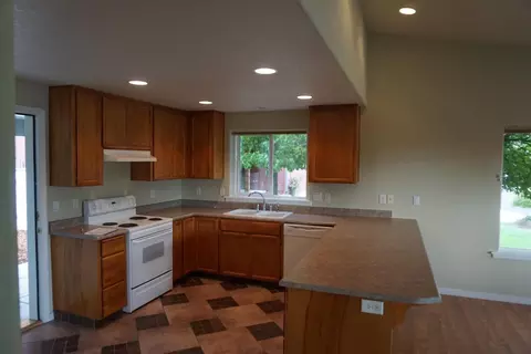 394 Crystal Dr, Eagle Point, OR 97524 photo 2