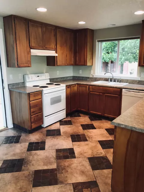 394 Crystal Dr, Eagle Point, OR 97524 photo 3