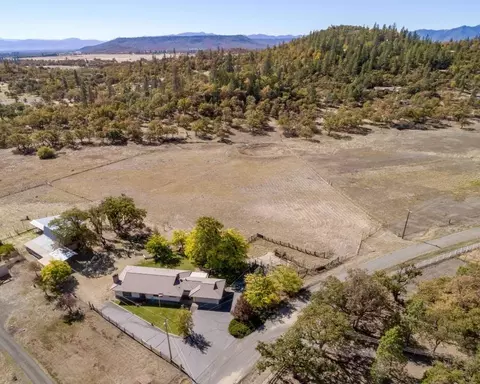 145 Buckingham Cir, Eagle Point, OR 97524 photo 2