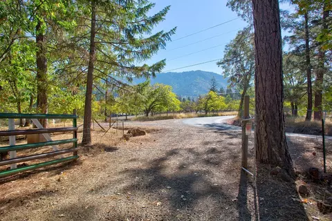 610 Summit Loop, Grants Pass, OR 97527 photo 3