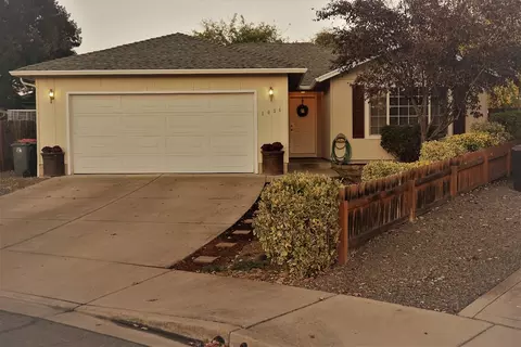 1034 Iris Cir, Central Point, OR 97502 photo 1