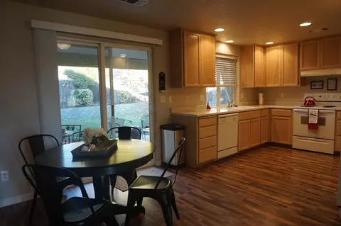 1034 Iris Cir, Central Point, OR 97502 photo 14