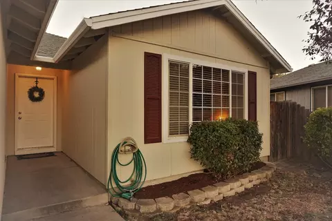 1034 Iris Cir, Central Point, OR 97502 photo 2
