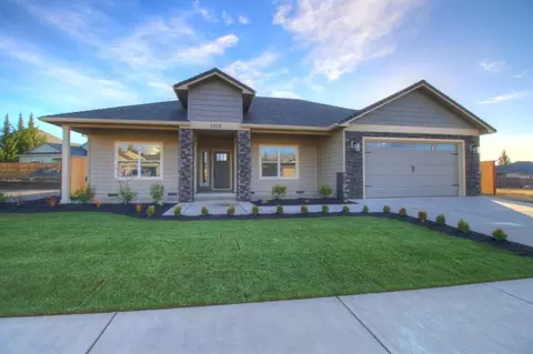 1026 Arrowhead Trl, Eagle Point, OR 97524 photo 1