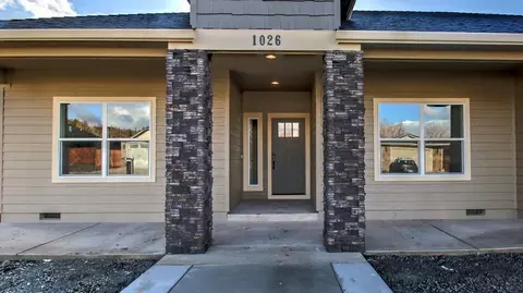 1026 Arrowhead Trl, Eagle Point, OR 97524 photo 2