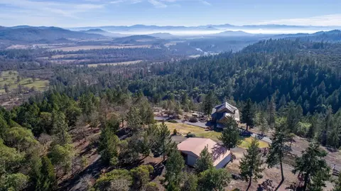 5167 Rogue River Dr, Eagle Point, OR 97524 photo 2