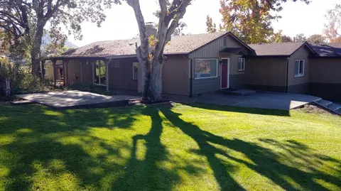 921 Mountain View Dr, Eagle Point, OR 97524 photo 3