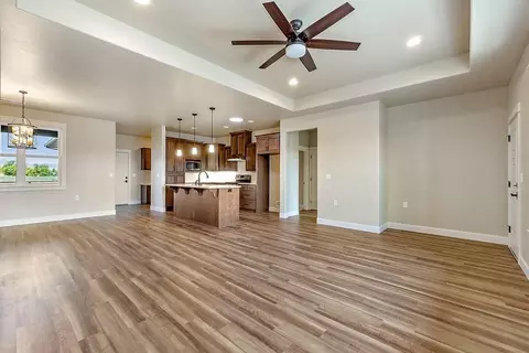 406 Waterside Dr, Central Point, OR 97502 photo 3