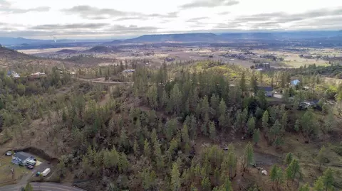 930 Leafwood Dr, Eagle Point, OR 97524 photo 1