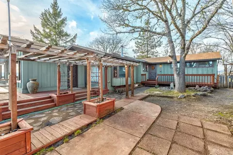 930 Leafwood Dr, Eagle Point, OR 97524 photo 3