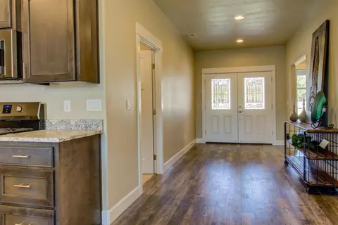930 Arrowhead Trl, Eagle Point, OR 97524 photo 2