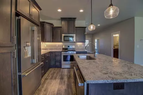 930 Arrowhead Trl, Eagle Point, OR 97524 photo 4